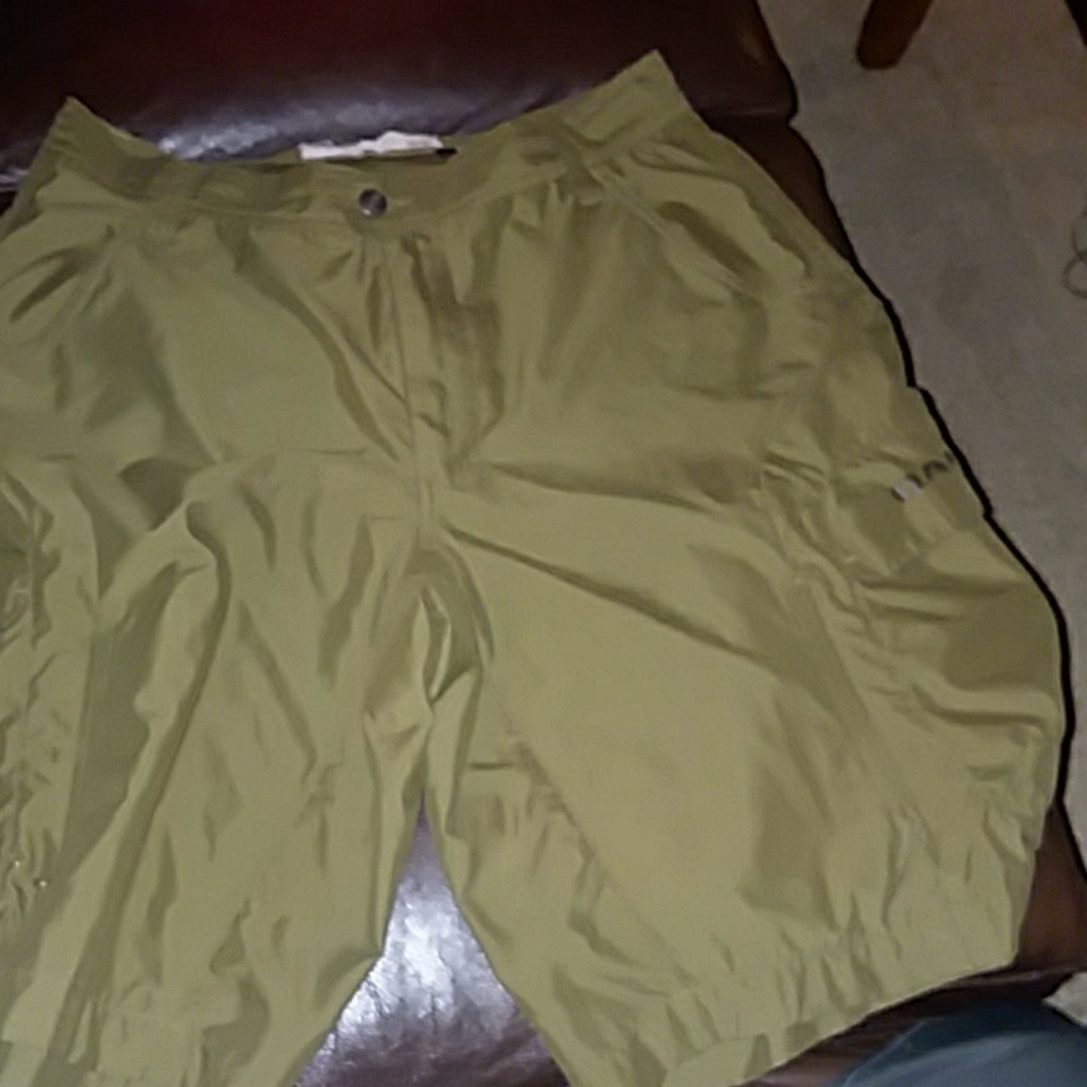 Oakley size 33 dri fit material army green cargo s